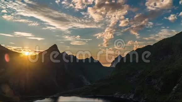 挪威群岛和山脉上方的日落和浮云的时间推移视频的预览图