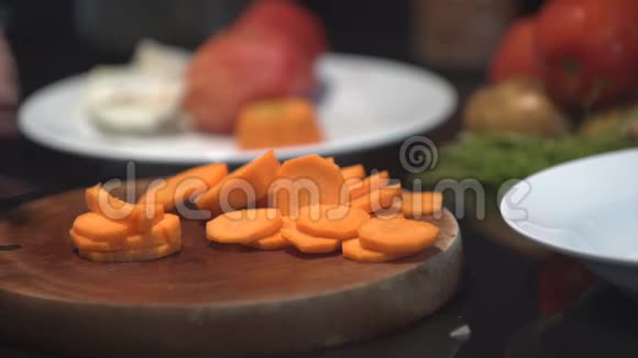 厨师用刀切胡萝卜视频的预览图