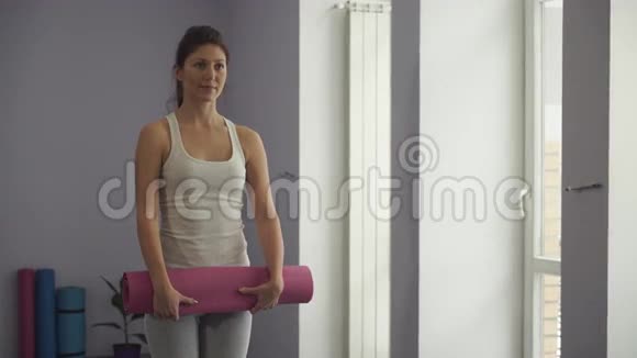 女人转动瑜伽垫视频的预览图