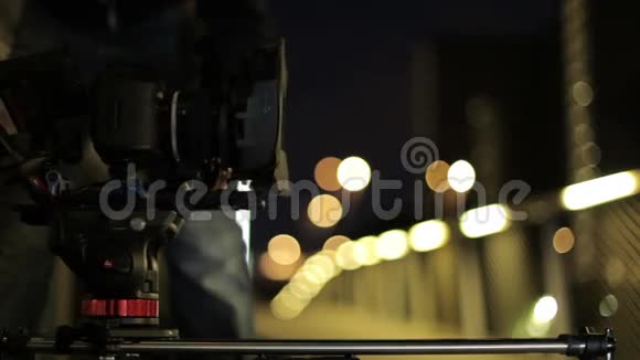 视频dslr相机前进在滑块与灯和栅栏的背景幕后视频制作视频的预览图