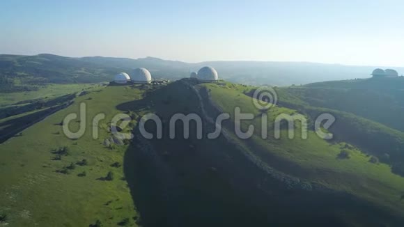山上的大白球俄罗斯天文台用于测量天气和放射性导航视频的预览图