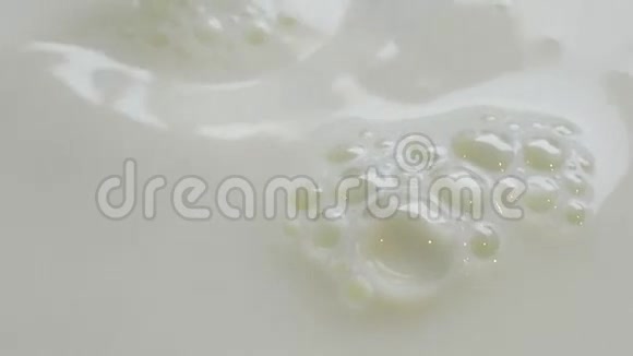 倒入新鲜牛奶视频的预览图