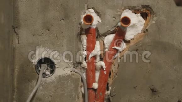 抹灰工在浴室用管道抹灰墙面以便供水视频的预览图