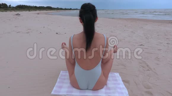 女人在海边冥想视频的预览图