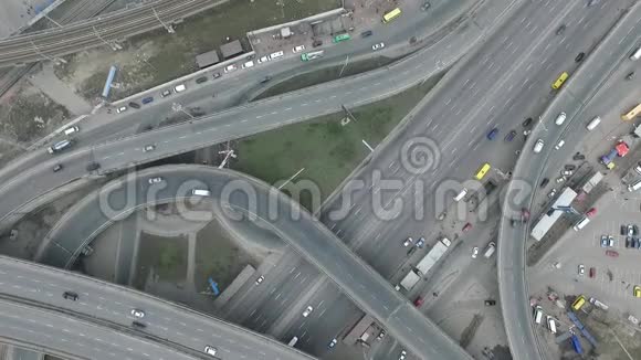 高速公路与栈道车交汇处的鸟瞰图视频的预览图