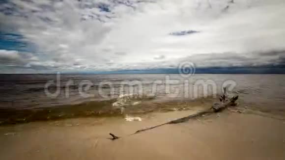 沙滩上的白天时光流逝前台的日志波浪在另一边滚动视频的预览图