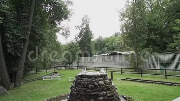 喷泉在一座用天然石头建造的房子的院子里视频的预览图