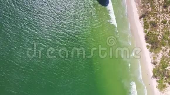 从透明海水到沙滩上的轮式油轮运动视频的预览图