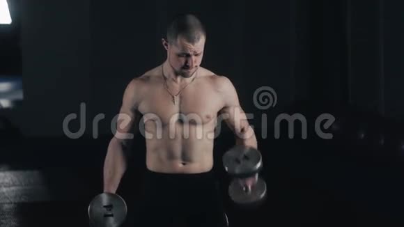 男运动员做哑铃肱二头肌举重运动视频的预览图
