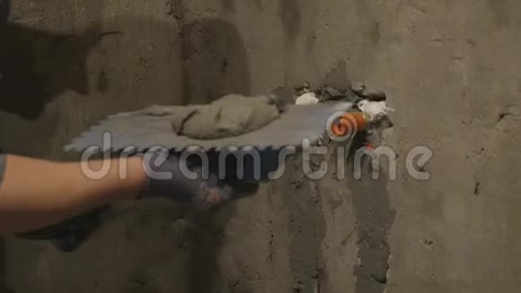 抹灰工在浴室用管道抹灰墙面以便供水视频的预览图