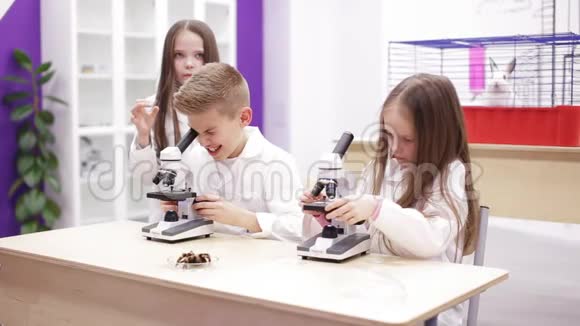 3小女孩正在学校里看一堂课视频的预览图