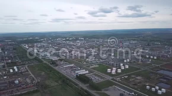 从城市外围的大工业区上方看背景是田野和树木多云视频的预览图