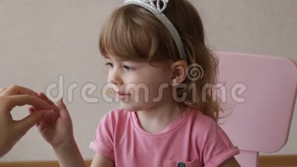 小女孩吃药喝水关病儿吃药视频的预览图