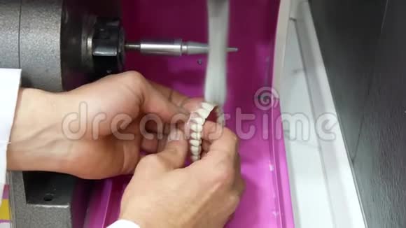 牙科技师抛光牙科假体视频的预览图