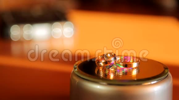 结婚戒指围绕着它们的轴线旋转以不同的颜色突出显示视频的预览图