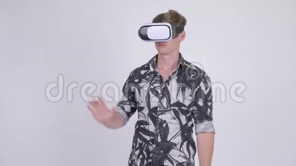 使用虚拟现实耳机的青年游客视频的预览图