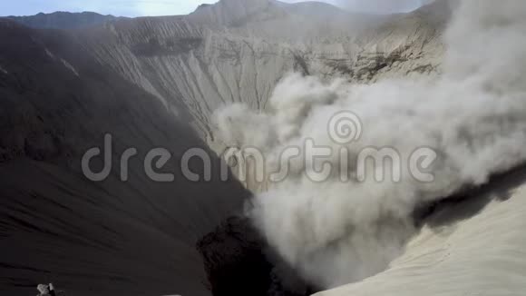 印度尼西亚东爪哇省BromoTengerSemeru国家公园GunungBromo火山口电影院视频的预览图