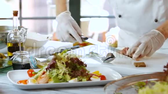 手把肉放在沙拉上视频的预览图
