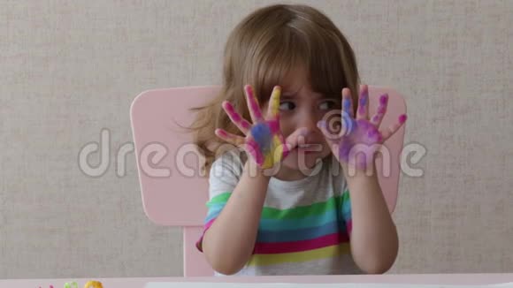 一个画着手掌的小女孩的肖像视频的预览图