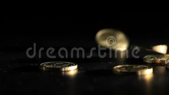金币落在黑暗的背景上一次宏观射击视频的预览图