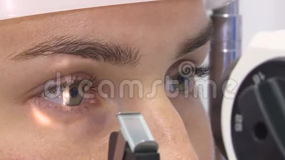 一位年轻妇女接受眼科检查检查眼睛的健康和视力视频的预览图