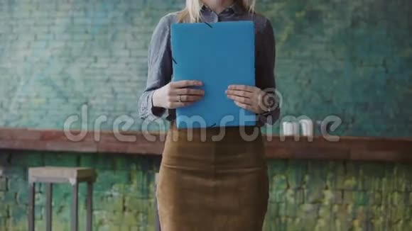 近距离观看年轻的金发女性拿着文件女经理在现代时尚办公室工作视频的预览图