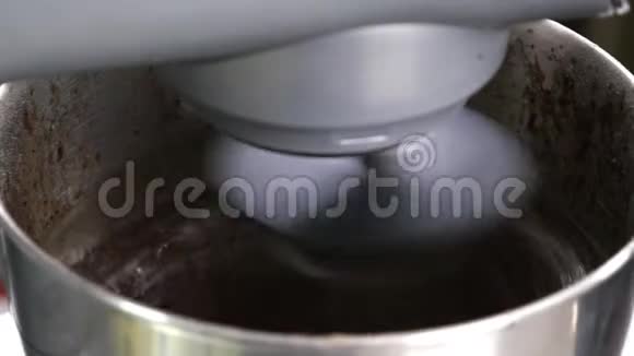一种糖果机将蛋糕混合物与立式搅拌机混合并配有浇注防护罩视频的预览图