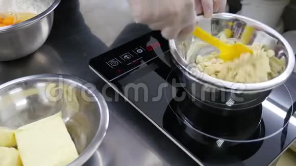 一种将白巧克力融化在炖锅上的耐热碗中的糖果视频的预览图