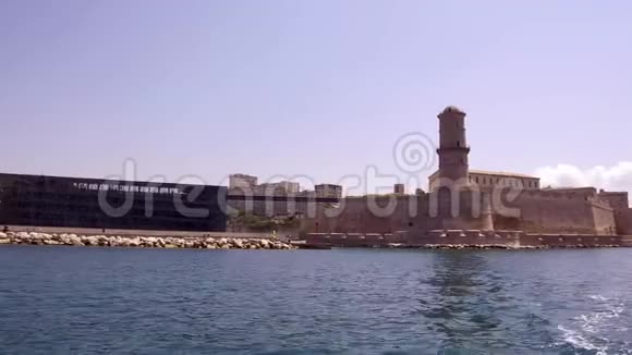 马赛Vieux港口与圣约堡和灯塔从船上的视频4K观看视频的预览图