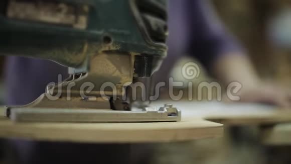 动作中电动拼图的特写有电锯的女人切割板完成部分制造业视频的预览图