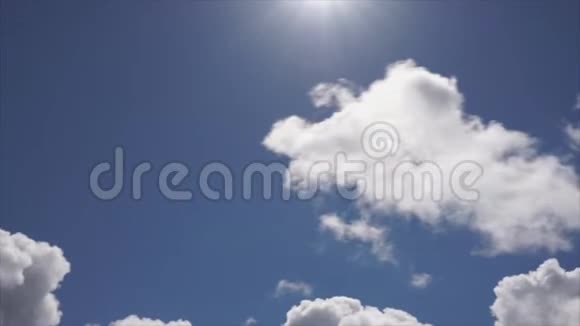 在蓝天上夹着白色蓬松的云彩视频的预览图