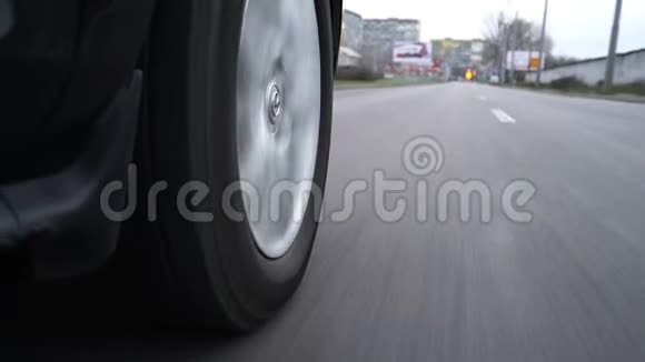 特写汽车车轮沿着无阀路旋转视频的预览图