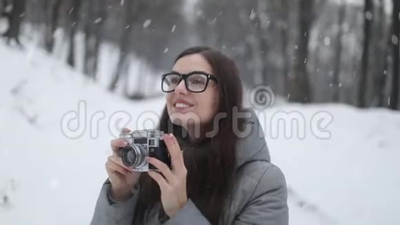 女孩用老式相机拍照视频的预览图