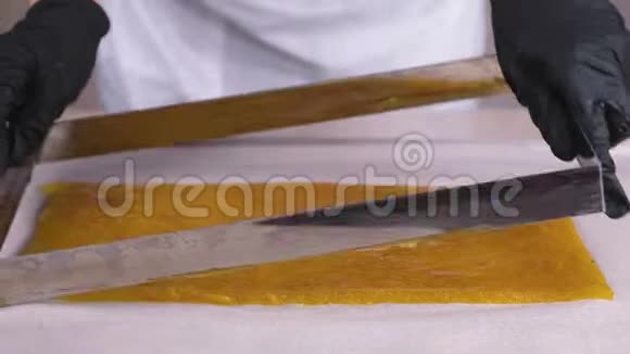 模具里的果酱生产糖果用于灌装的杏酱视频的预览图
