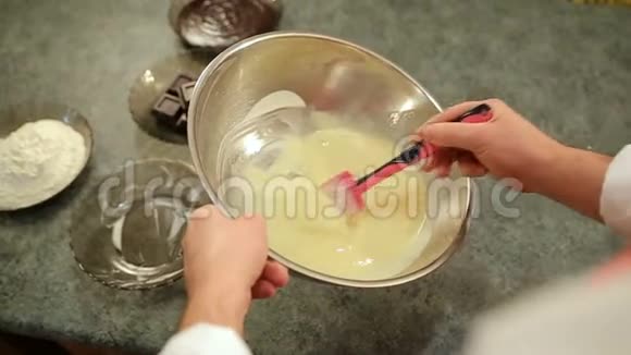 男人x27的手混合液体面糊做奶油或蛋糕视频的预览图