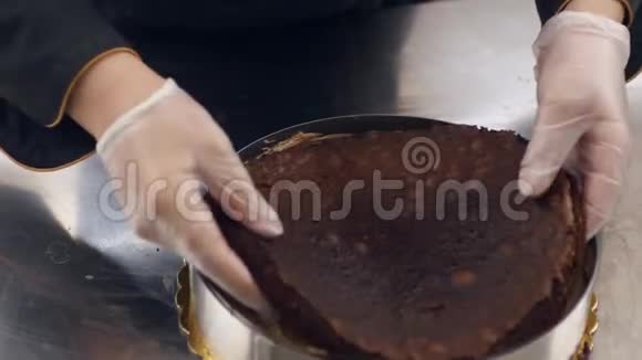 一个糖果师把奶油撒在蛋糕上加速射击视频的预览图