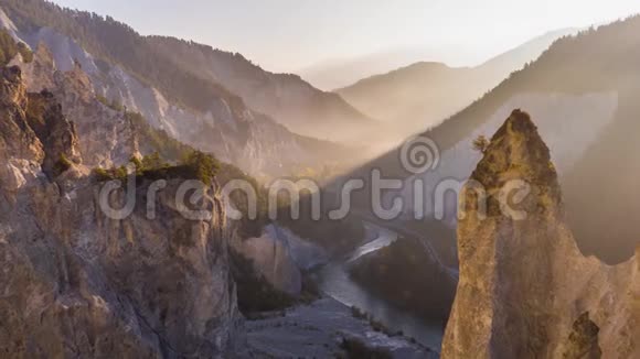 日出河峡谷瑞士莱茵施鲁奇空中4k视频的预览图
