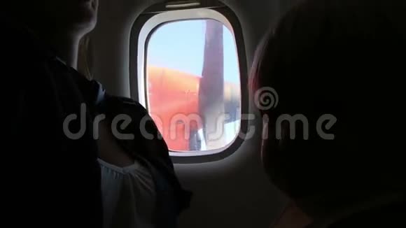 在飞机上飞行时被震动吓倒的小孩视频的预览图