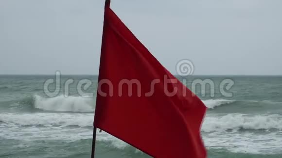 在多风的海边织红旗视频的预览图
