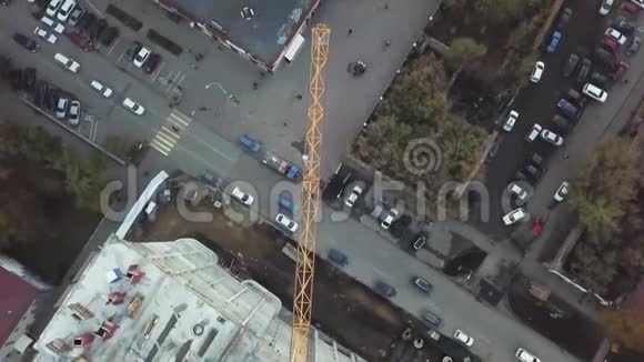 部分施工吊车俯视图剪辑施工现场用黄塔吊从上方射出鸟瞰图视频的预览图