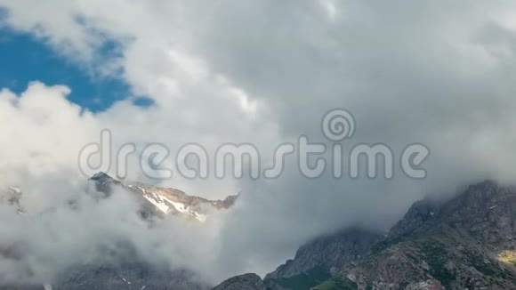 哈萨克斯坦塞拉姆苏山脉云层的时间推移视频的预览图