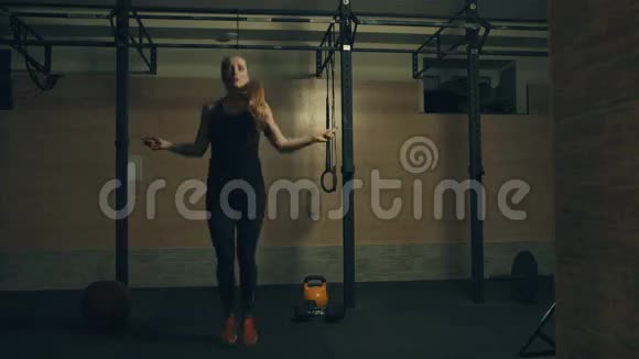 在健身房跳绳的女人视频的预览图