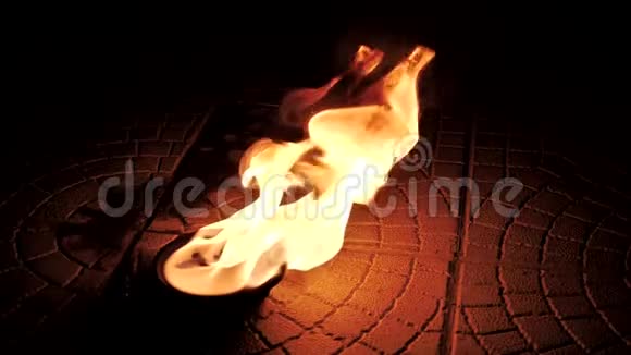 夜里街上的火盆视频的预览图