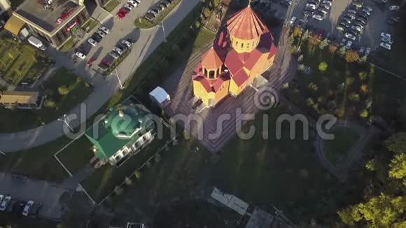 以红砖砌成的基督教教堂的空中景色录像视频的预览图