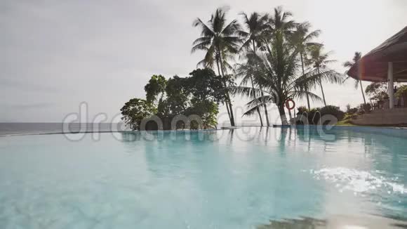 海边有棕榈树的室外游泳池异国情调的假期菲律宾视频的预览图