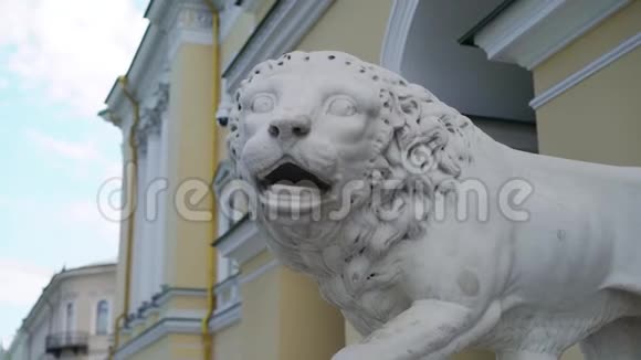 狮子的白石雕塑视频的预览图
