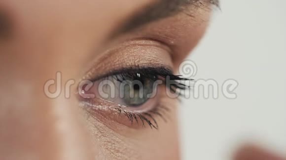 女人把睫毛膏涂在她浓密的睫毛上视频的预览图