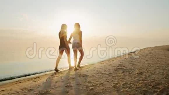 妈妈和一个8岁的女儿一起在海滩上散步视频的预览图