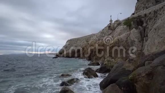 地中海上的波浪和岩石视频的预览图