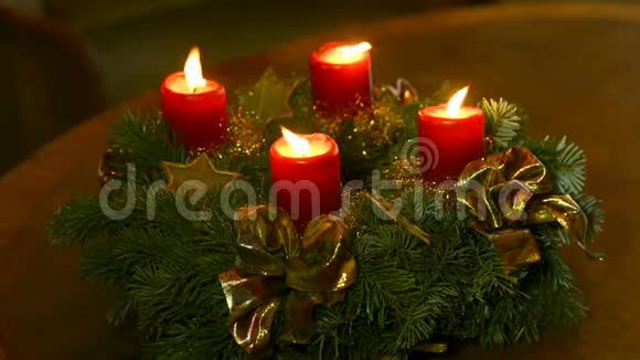 节日花环上燃着蜡烛和德国的圣诞装饰视频的预览图
